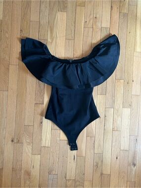 XS— EXPRESS— Black Ruffle Shoulder One-Piece Bodysuit